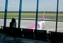 Пассажир на фоне самолета Wizz Air