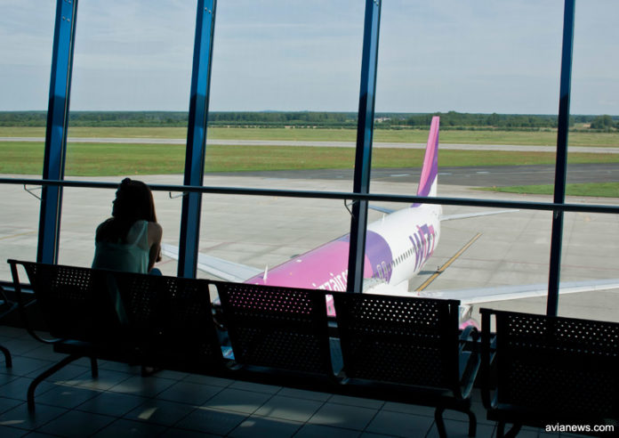 Пассажир на фоне самолета Wizz Air