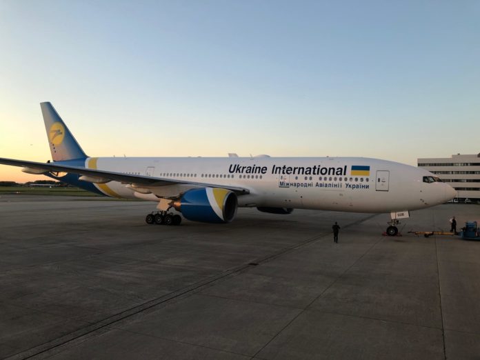 Boeing 777-200ER МАУ с регистрацией UR-GOB