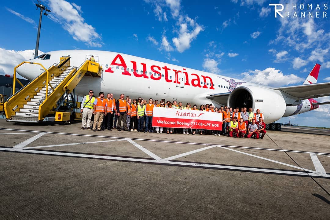 Встреча Boeing 777-200ER сотрудниками Austrian Airlines в Вене