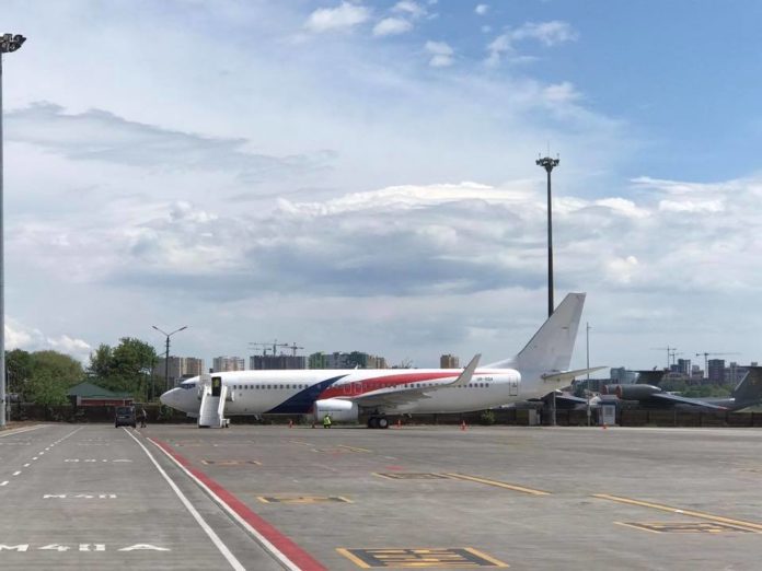 Первый Boeing 737-800 SkyUp с регистрацией UR-SQA в аэропорту Жуляны
