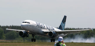Самолет Aigle Azur в аэропорту Борисполь