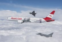 Boeing 777 в новой ливрее Austrian Airlines в сопровождении истребителей ВВС Австрии