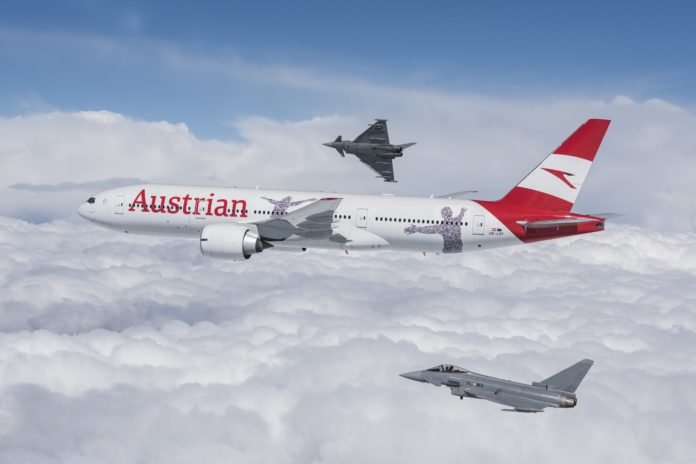 Boeing 777 в новой ливрее Austrian Airlines в сопровождении истребителей ВВС Австрии