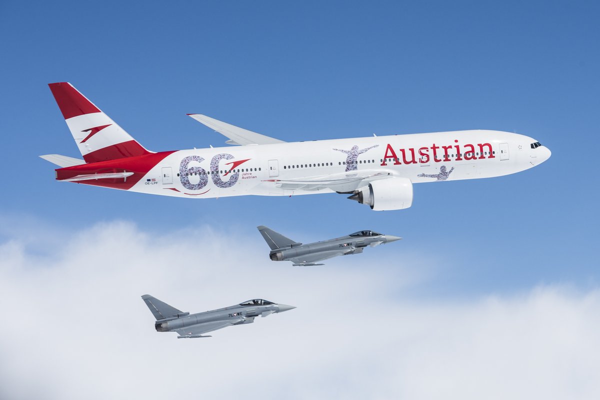 Boeing 777 в новой ливрее Austrian Airlines в сопровождении истребителей ВВС Австрии
