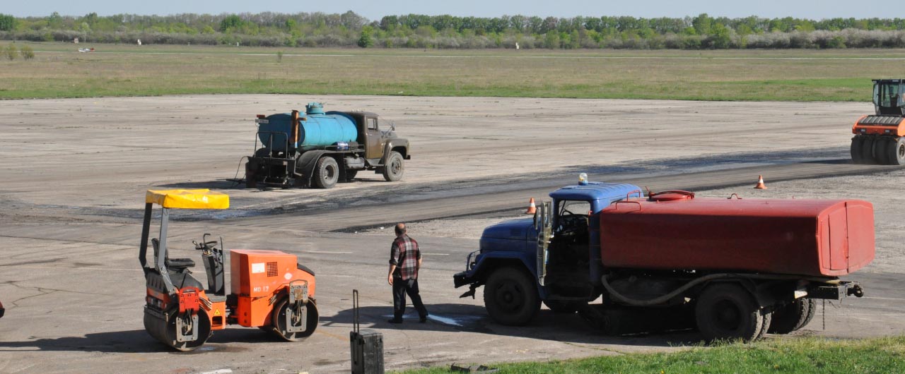 Техника фирмы "Полтавастройсервис" на перроне