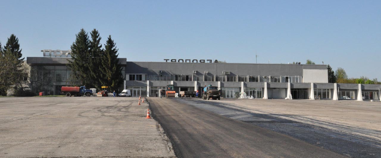 Вид на терминал аэропорта Полтава со стороны рулежной дорожки