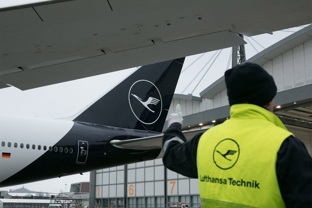 Новый темно-синий цвет, выбранный Lufthansa, при плохой погоде воспринимался как черный