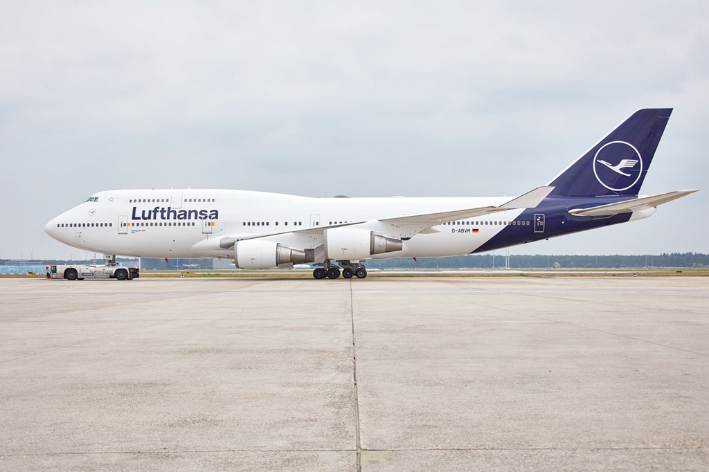 Обновленная новая ливрея Lufthansa: более светлый оттенок синего и увеличенный логотип на хвосте. Фото авиакомпании