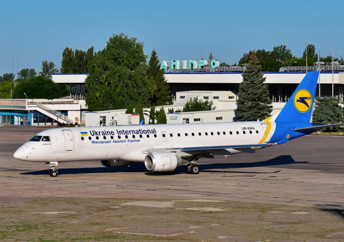 Embraer 190 МАУ в аэропорту Днепра