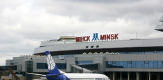 Boeing 737 "Белавиа" у терминала в аэропорту Минска