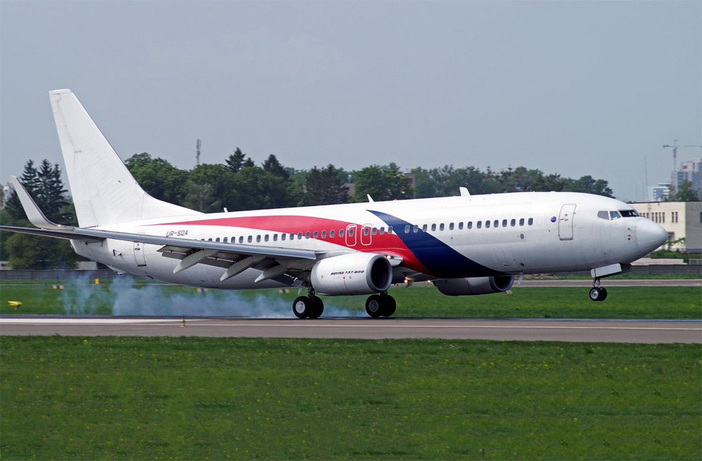 Посадка Boeing 737-800 UR-SQA авиакомпании SkyUP в аэропорту Жуляны