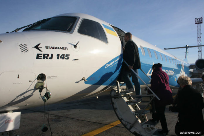 Посадка пассажиров в самолет Embraer 145