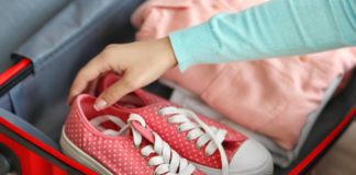 Упаковка вещей в чемодан, который будет перевозиться в ручной клади