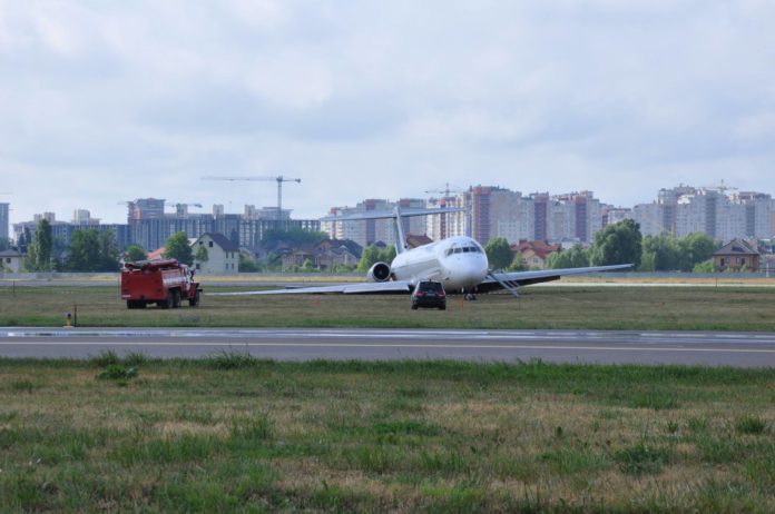 Выкатившийся с полосы в Жулянах MD-83 Bravo Airways по состоянию на 15 июня 2018 года. Фото: Ukraine Aviation Museum