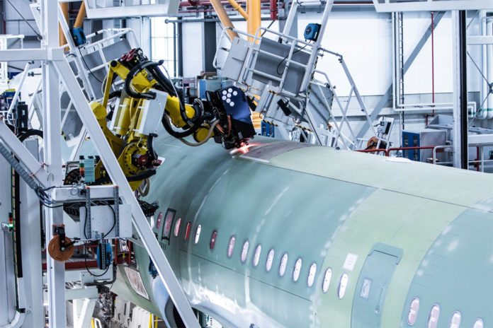 На новой линии сборки A320 в Гамбурге 80% работ в верхней части фюзеляжа по сверлению отверстий для последующей стыковки секций самолета выполняют роботы