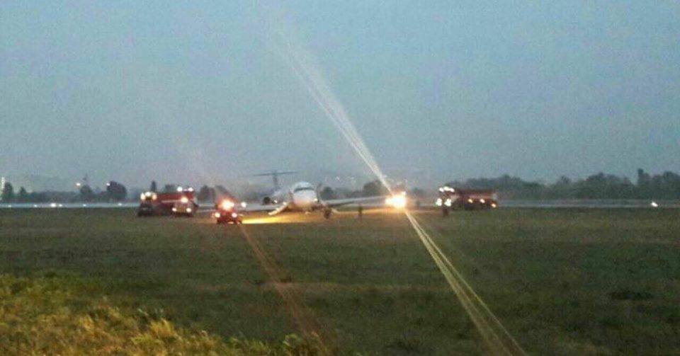 В Киеве самолет с пассажирами после приземления выкатился за пределы взлетно-посадочной полосы