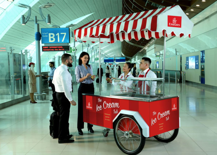 Тележки Emirates по раздаче бесплатного мороженого в аэропорту Дубая. Фото авиакомпании