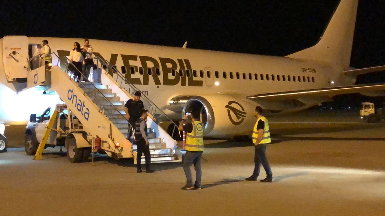 Высадка пассажиров в Эрбиле из самолета Boeing 737 с украинской регистрацией UR-CQW