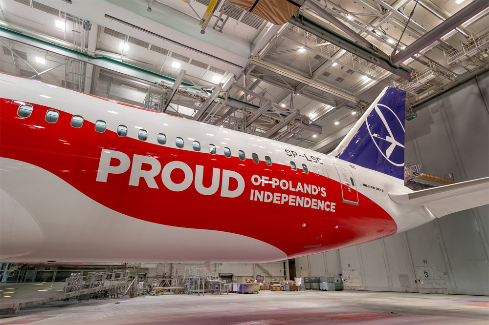 Boeing 787 LOT в специальной ливрее к 100-летию Польши