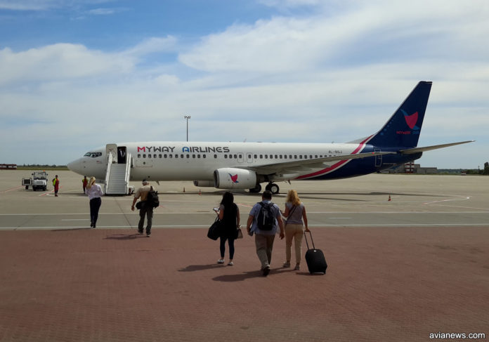 Посадка пассажиров в самолет Boeing 737-800 Myway Airlines