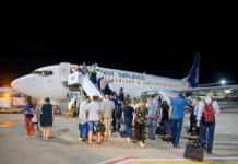 Посадка пассажиров в самолет Boeing 737-800 Myway Airlines