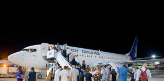 Посадка пассажиров в самолет Boeing 737-800 Myway Airlines