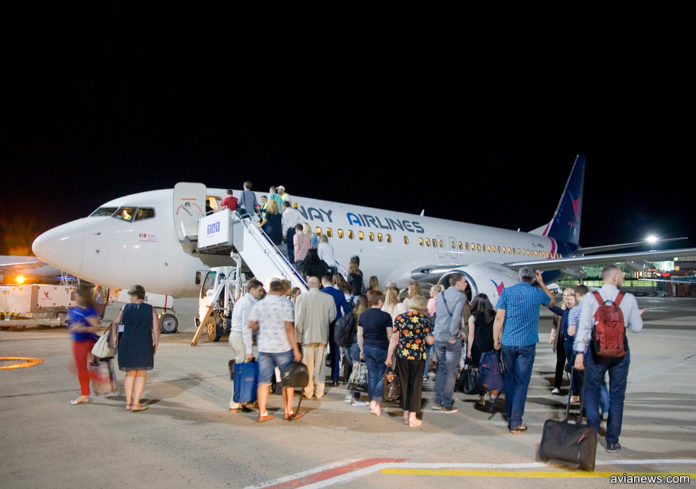 Посадка пассажиров в самолет Boeing 737-800 Myway Airlines