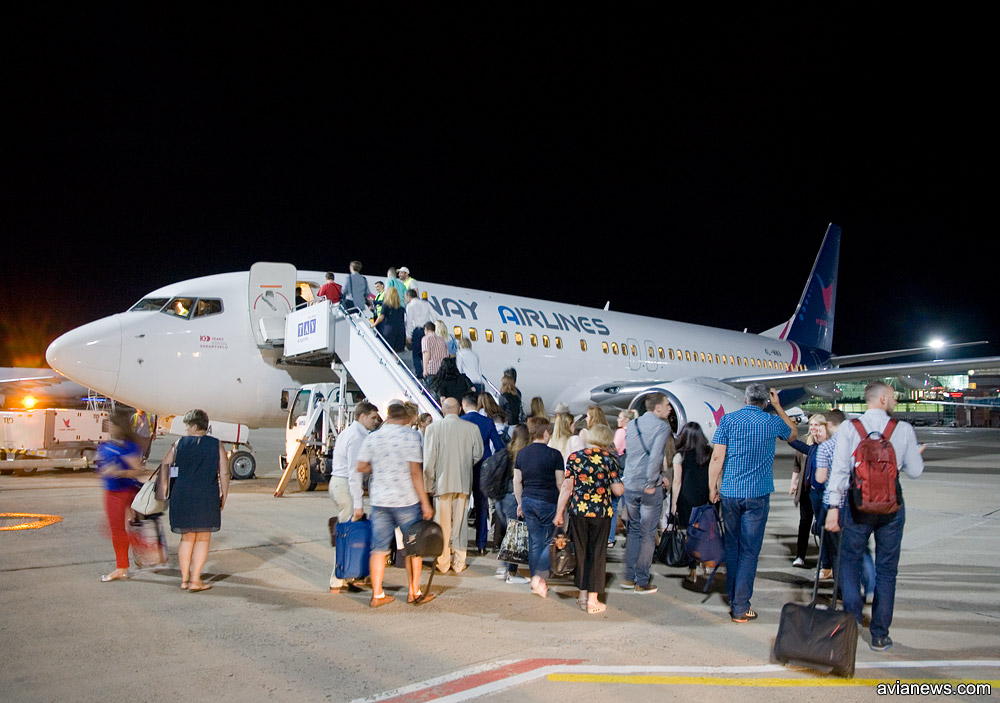 Посадка пассажиров в самолет Boeing 737-800 Myway Airlines