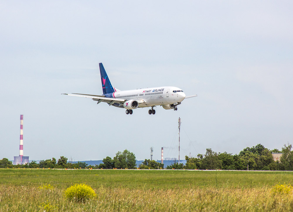 Boeing 737-800 Myway Airlines совершает посадку в Харькове