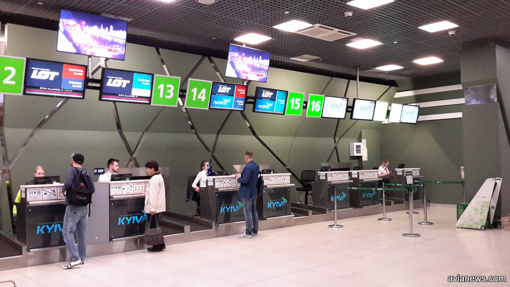 Стойки регистрации LOT и Nordica в аэропорту Жуляны