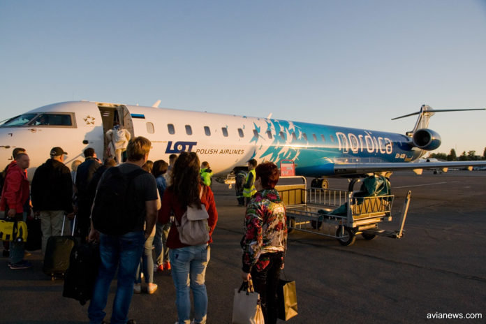 Посадка в самолет Nordica, вылетающий в Таллинн, в аэропорту Жуляны