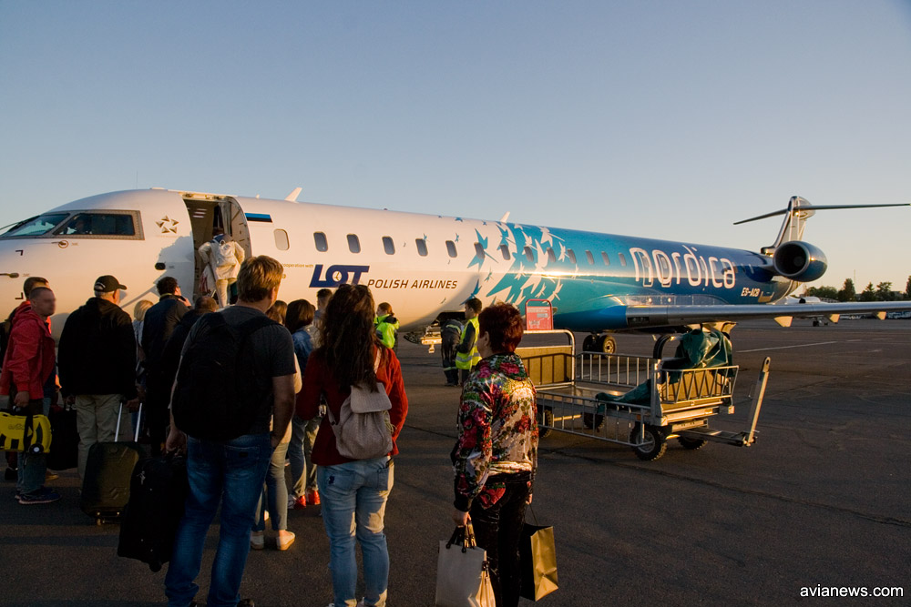 Посадка в самолет Nordica, вылетающий в Таллинн, в аэропорту Жуляны