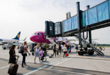 Пешая посадка пассажиров в самолет Wizz Air