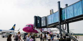 Пешая посадка пассажиров в самолет Wizz Air