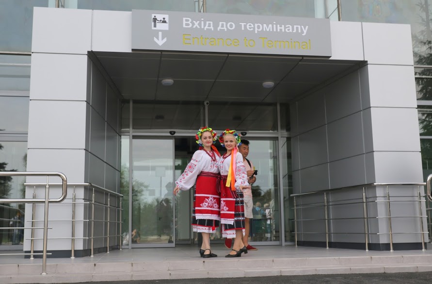Пассажиров первого рейса после реконструкции в аэропорту Полтава встречали девушки в национальных костюмах