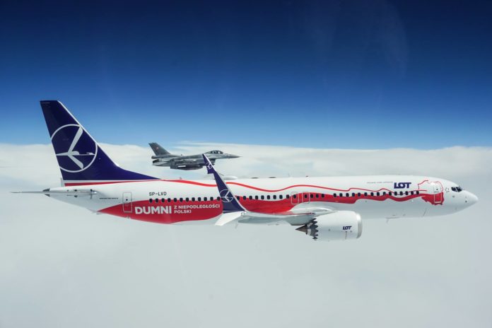 Истребитель F16 ВВС Польши сопровождает Boeing 737 MAX 8 LOT в специальной ливрее