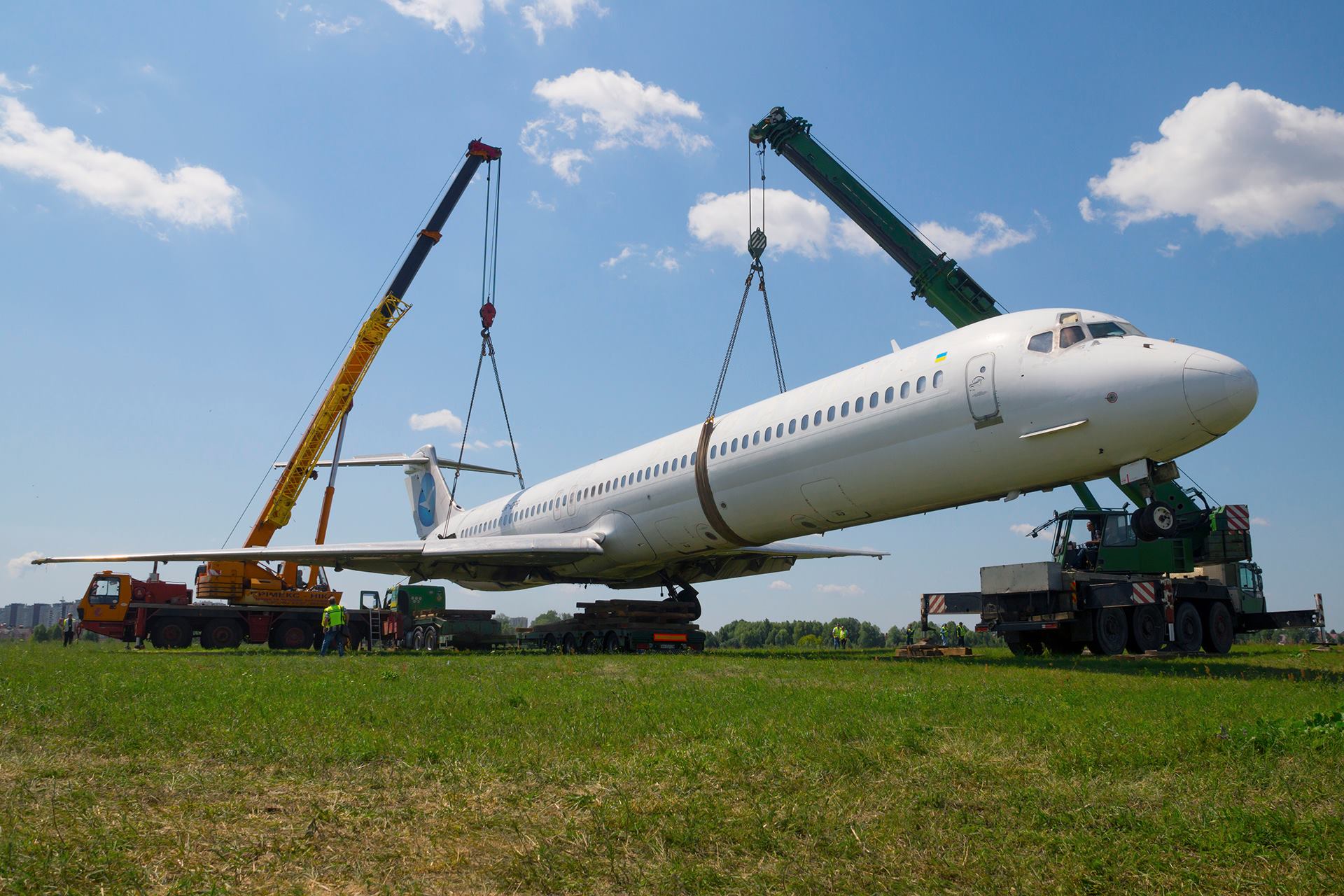 Эвакуация MD-83 Bravo Airways с летного поля в аэропорту Жуляны