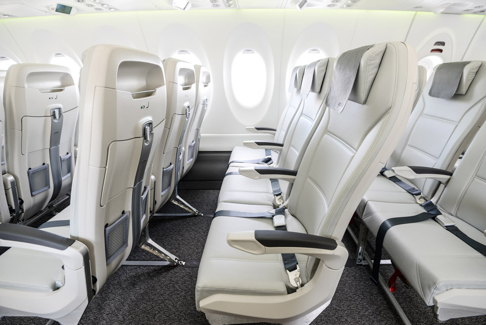 Новые кресла в салоне Airbus A220-300 авиакомпании airBaltic. Фото авиакомпании