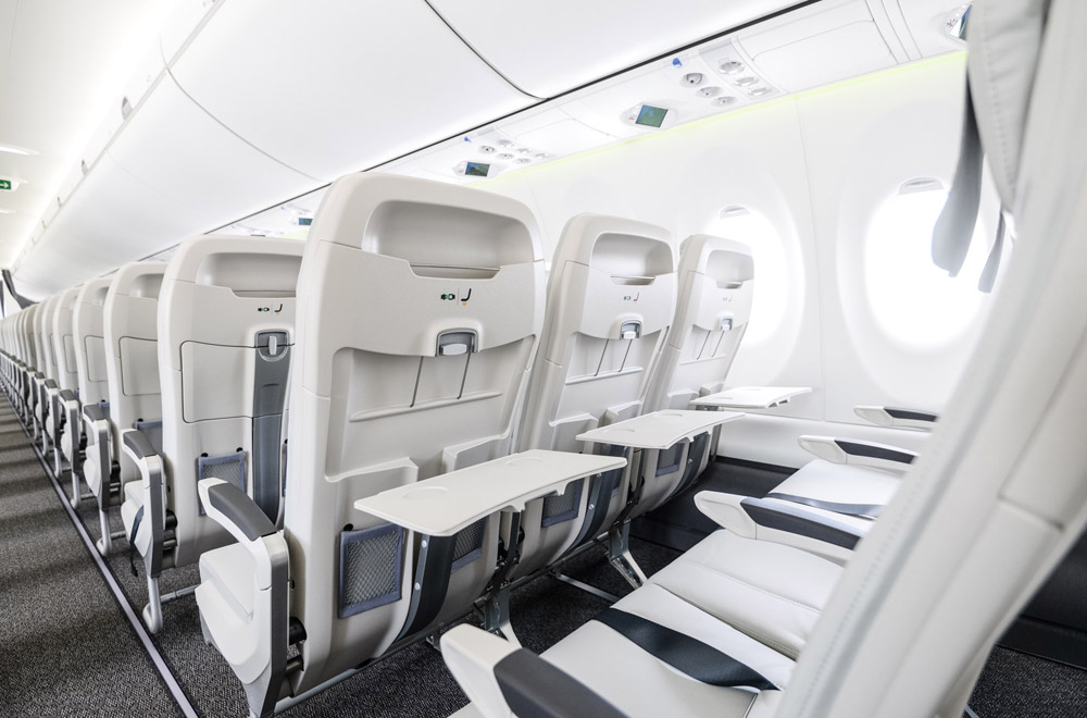 Новые кресла в салоне Airbus A220-300 авиакомпании airBaltic. Фото авиакомпании
