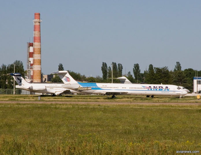 Старый самолет в аэропорту Борисполь
