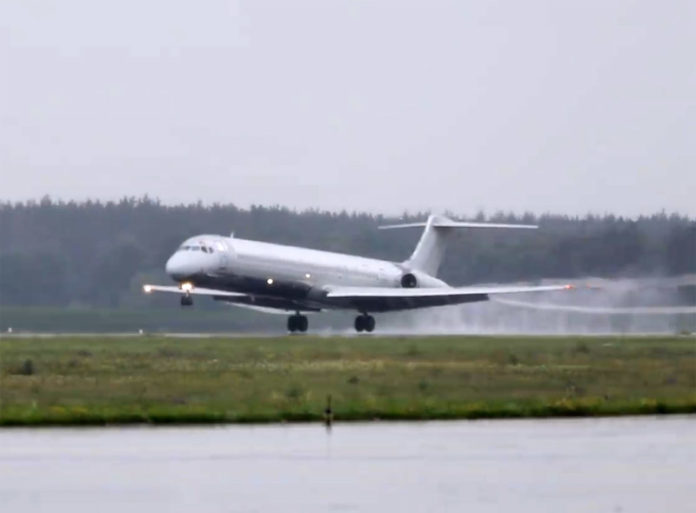 Посадка MD-82 Anda Air в аэропорту Борисполь после того, как самолет поймал птицу в двигатель