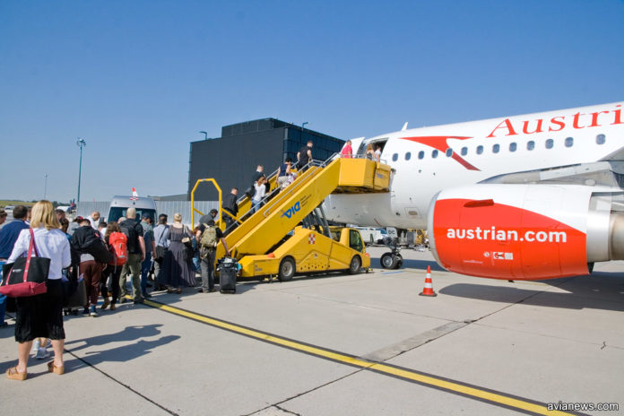 Посадка пассажиров в самолет Austrian Airlines в аэропорту Вены. Фото: avianews.com