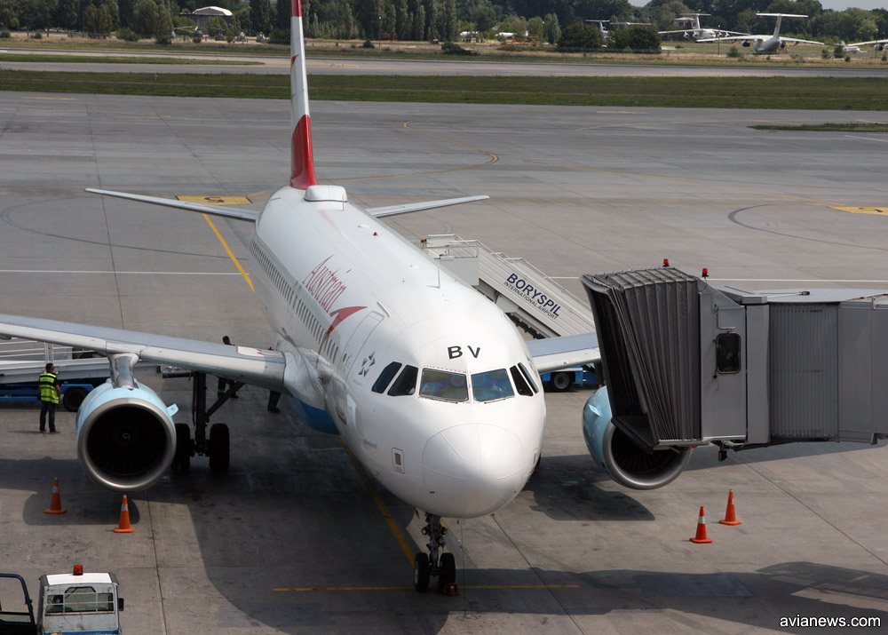 Airbus A320 OE-LBV Austrian Airlines, выпущенный в 2001 году. Самолет имеет характерный горбик - это антенна, которая позволяет выходить в интернет во время полета