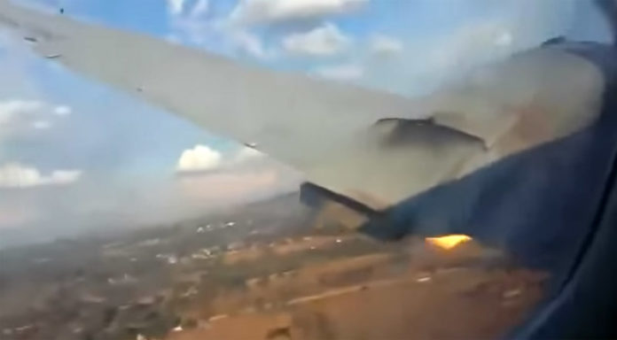 Кадр из видео из салона самолета Convair CV-340 за несколько секунд до падения