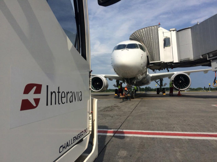 Подготовка Bombardier CS300 в началу буксировки со стоянки в аэропорту Борисполь