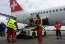Выгрузка багажа из Bombardier CS300 авиакомпании Swiss в аэропорту Борисполь сотрудниками Interavia