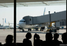 Пассажиры ожидают посадки в самолет в аэропорту. Фото: avianews.com
