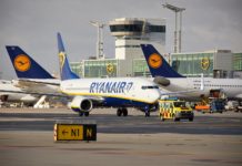 Самолеты Lufthansa и Ryanair в аэропорту Франкфурт