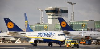 Самолеты Lufthansa и Ryanair в аэропорту Франкфурт